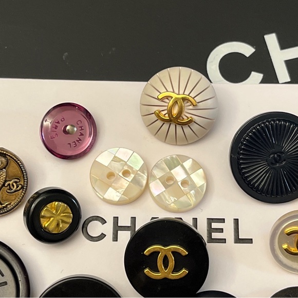 SOLD đź’” AUTHENTIC!! Lot Of 17 Chanel Vintage Buttons 1990s R5 - Picture 4 of 12